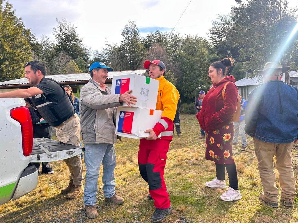 Entrega de ensilaje y kits de ayuda a familias afectadas por la nieve en el sector rural de Pinguidahue en Purén