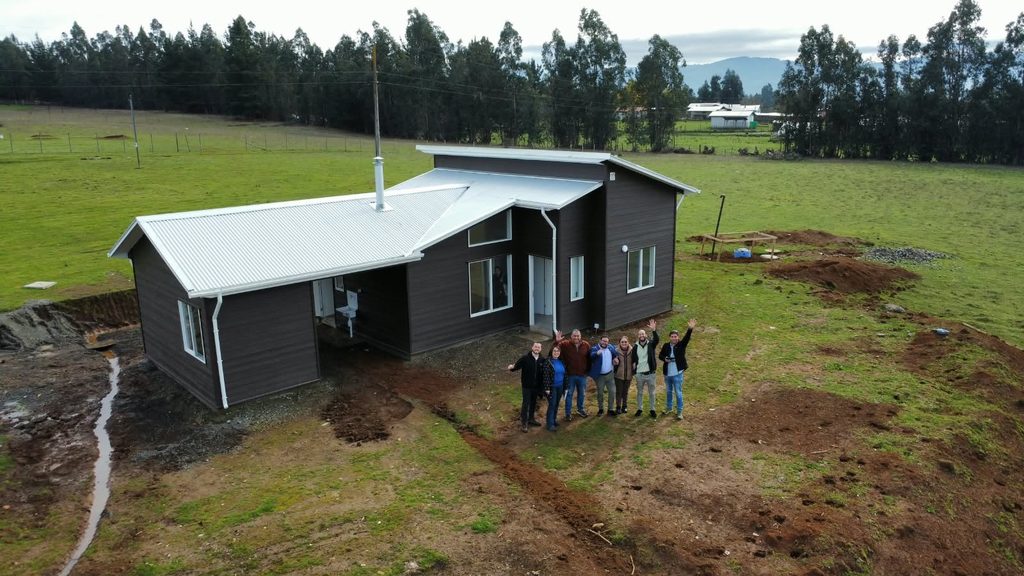 Autoridades y familias rurales durante la inspección técnica de nuevas viviendas en Purén