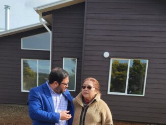 Autoridades y familias rurales durante la inspección técnica de nuevas viviendas en Purén