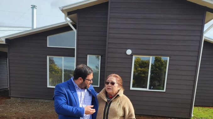 Autoridades y familias rurales durante la inspección técnica de nuevas viviendas en Purén