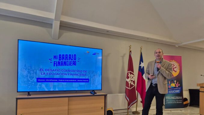 Estudiantes y docentes participando en un taller de educación financiera en una escuela de La Araucanía
