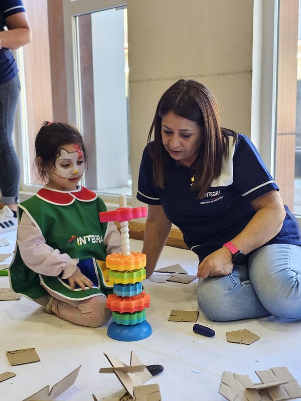 Niños y familias participando en actividades lúdicas durante la celebración del Mes de la Niñez de Integra en Curacautín.