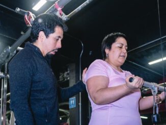 Pacientes oncológicos realizando ejercicios de precisión bajo supervisión profesional