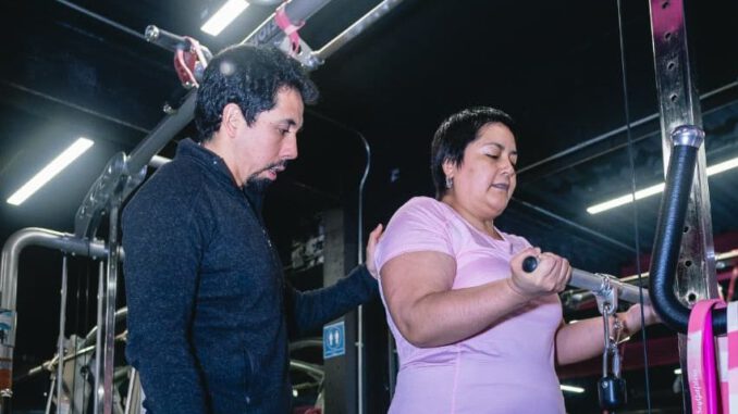 Pacientes oncológicos realizando ejercicios de precisión bajo supervisión profesional