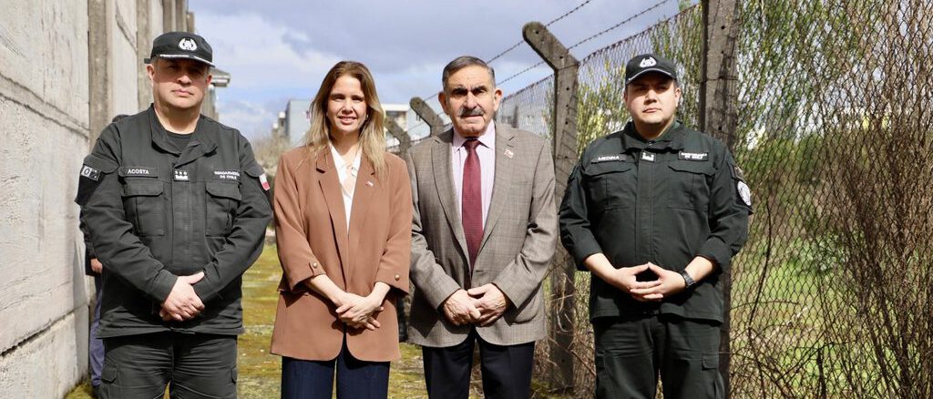 Autoridades regionales junto a funcionarios de Gendarmería en el CDP de Angol durante la implementación de la Ley Antipelotazos.