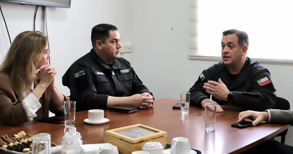 Autoridades regionales junto a funcionarios de Gendarmería en el CDP de Angol durante la implementación de la Ley Antipelotazos.