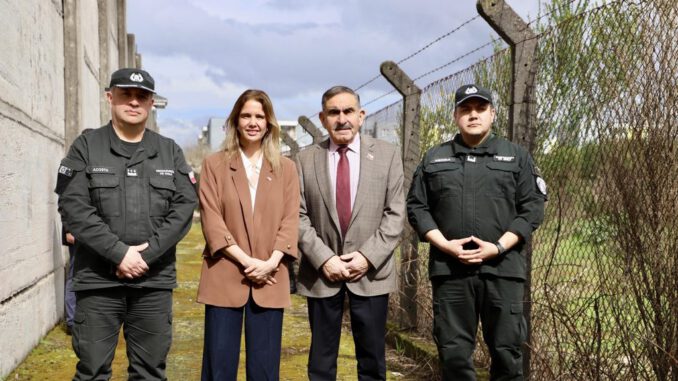 Autoridades regionales junto a funcionarios de Gendarmería en el CDP de Angol durante la implementación de la Ley Antipelotazos.