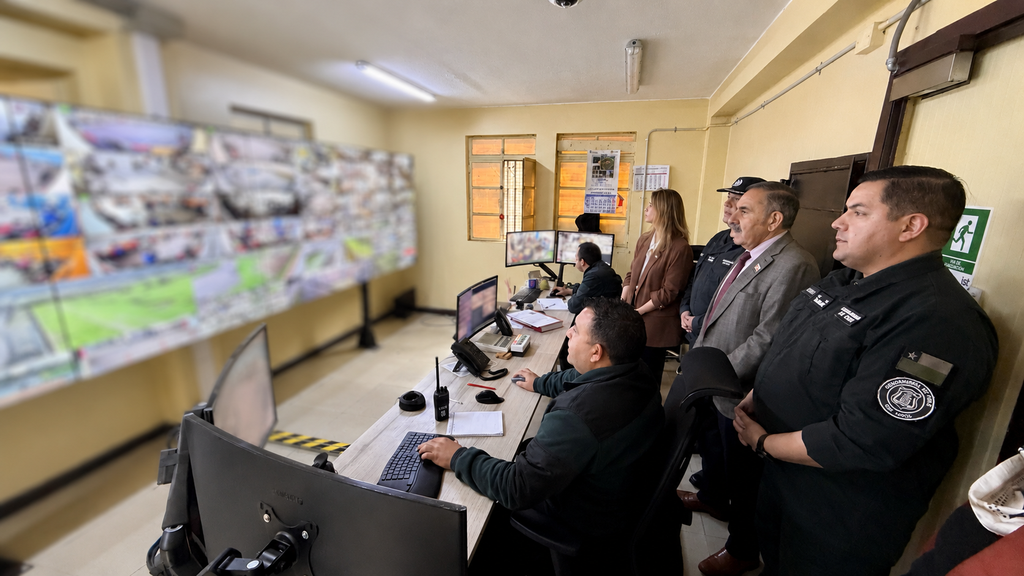 Autoridades regionales junto a funcionarios de Gendarmería en el CDP de Angol durante la implementación de la Ley Antipelotazos.