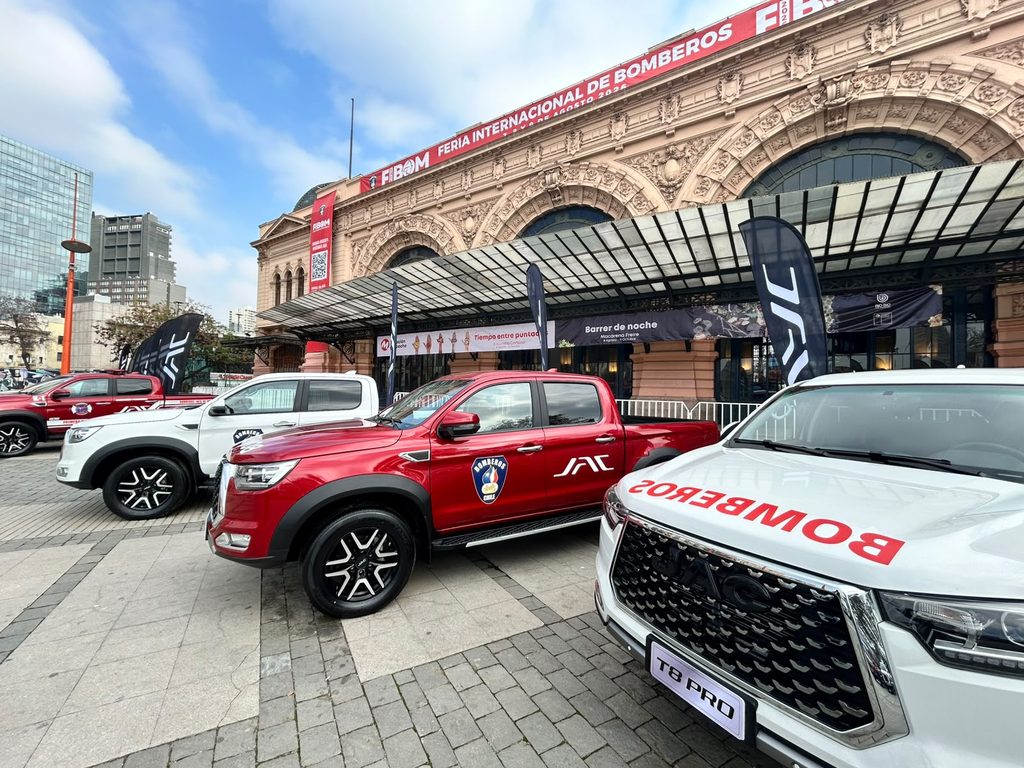 Ejecutivos de Gildemeister entregan llaves de camionetas JAC T8 Pro a autoridades de Bomberos de Chile en la feria FIBOM 2026.