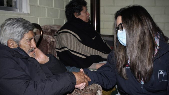 Personal médico atendiendo a personas en situación de calle mediante la Ruta Médica en Temuco