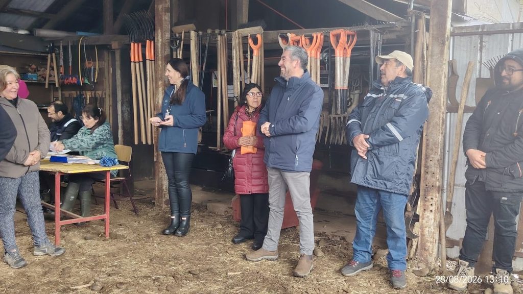 Entrega de ayuda alimentaria para ganado a pequeños agricultores afectados por inundaciones en La Araucanía.