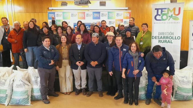 Entrega de ayuda alimentaria para ganado a pequeños agricultores afectados por inundaciones en La Araucanía.