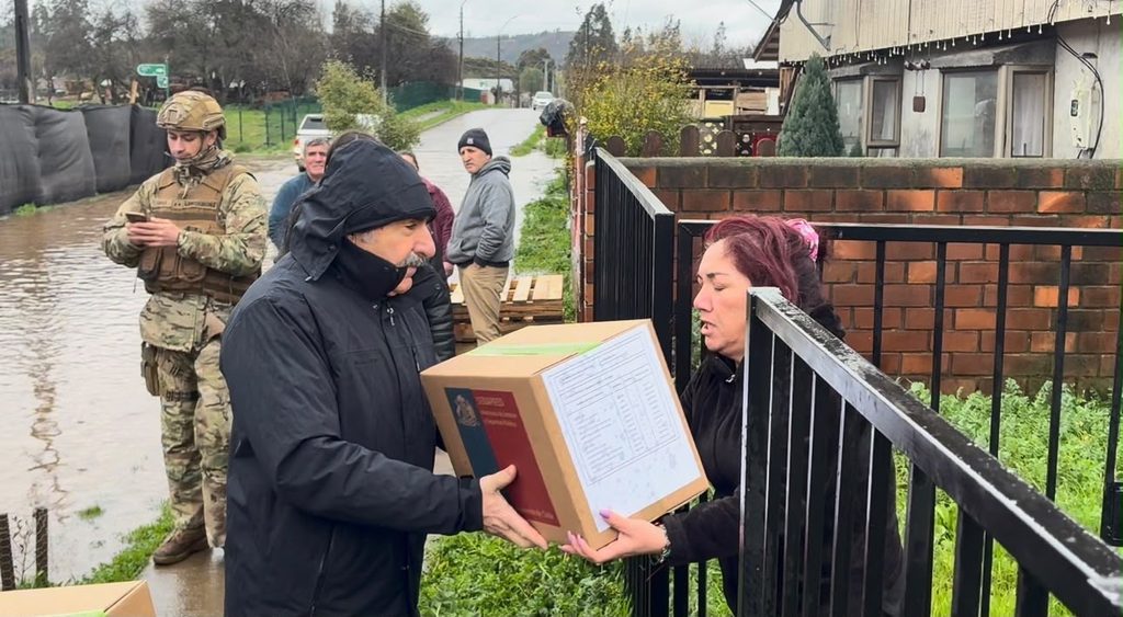 Personal de emergencia desplegado en La Araucanía entregando suministros durante sistema frontal