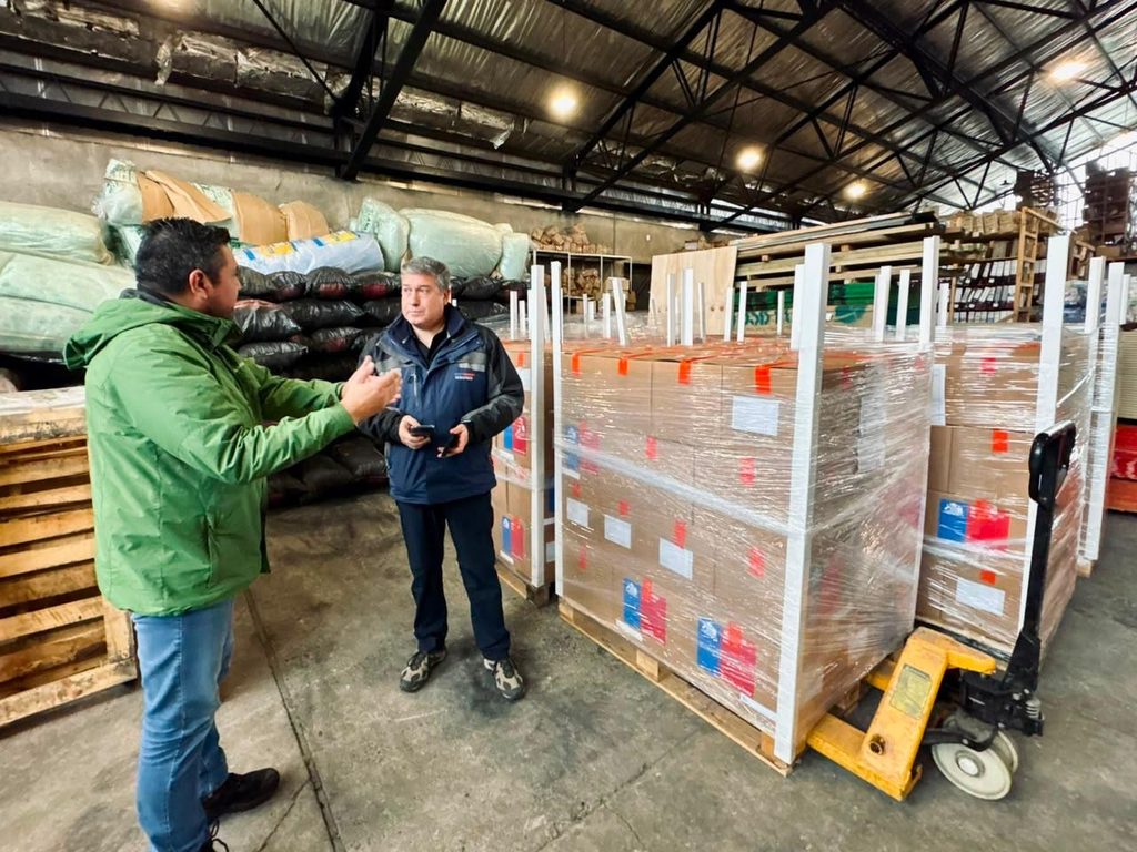 Personal de emergencia desplegado en La Araucanía entregando suministros durante sistema frontal