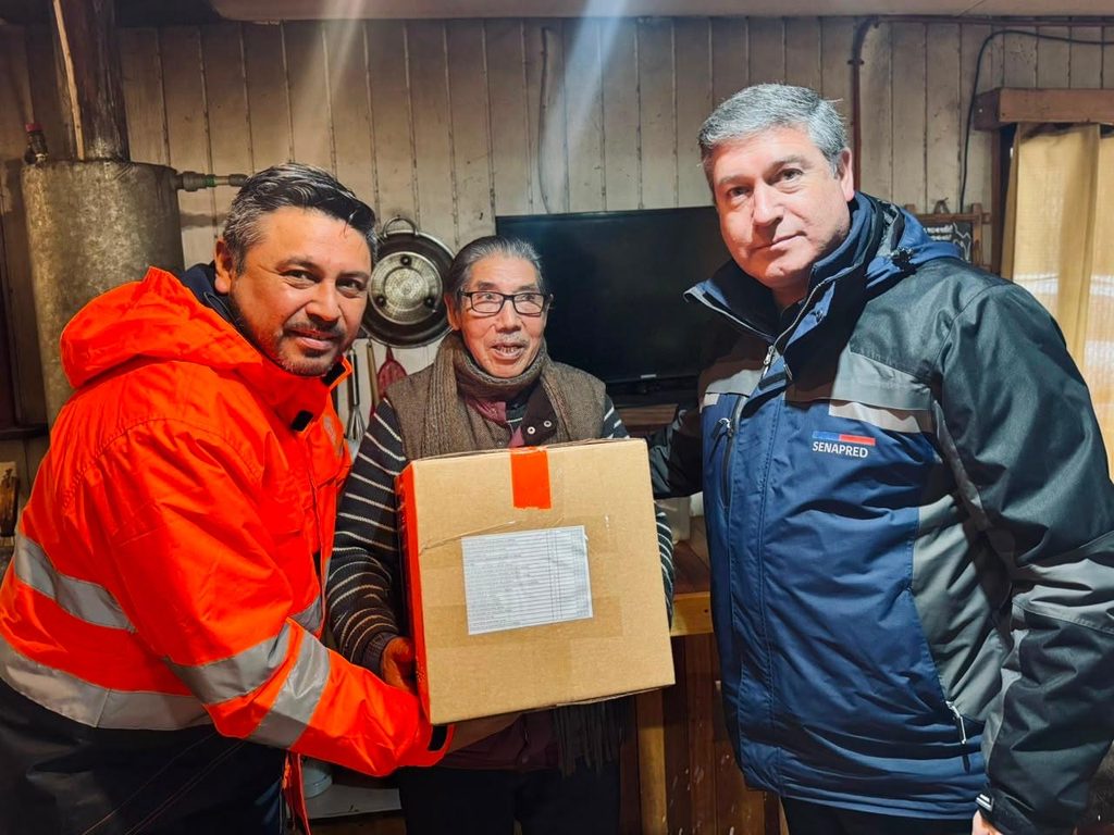 Personal de emergencia desplegado en La Araucanía entregando suministros durante sistema frontal