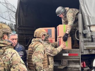 Personal de emergencia desplegado en La Araucanía entregando suministros durante sistema frontal