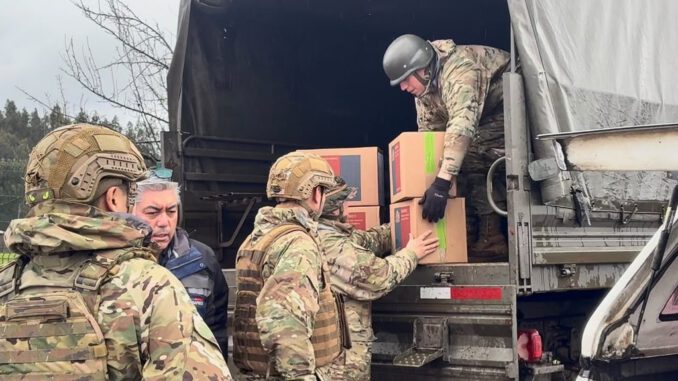 Personal de emergencia desplegado en La Araucanía entregando suministros durante sistema frontal