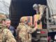 Personal de emergencia desplegado en La Araucanía entregando suministros durante sistema frontal