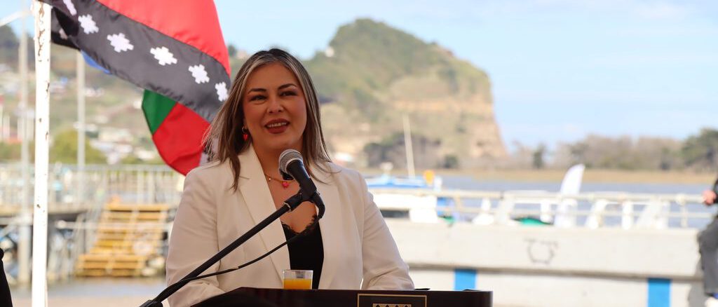 Pescadores de Caleta El Huilque recibiendo sus nuevas embarcaciones financiadas por el Gobierno Regional