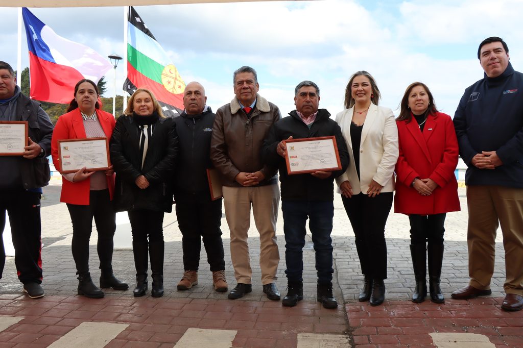 Pescadores de Caleta El Huilque recibiendo sus nuevas embarcaciones financiadas por el Gobierno Regional