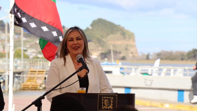 Pescadores de Caleta El Huilque recibiendo sus nuevas embarcaciones financiadas por el Gobierno Regional