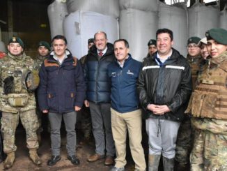 Entrega de forraje y sacos de alimento por parte de gremios agrícolas a damnificados en La Araucanía.