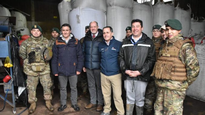 Entrega de forraje y sacos de alimento por parte de gremios agrícolas a damnificados en La Araucanía.