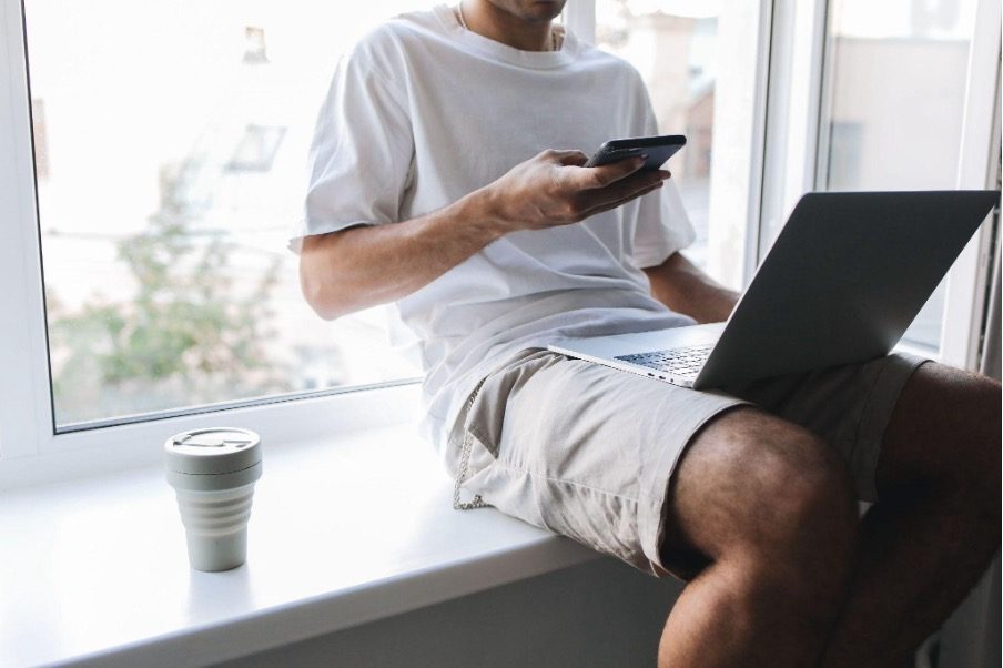 Router de fibra óptica de alta velocidad conectado en un hogar moderno