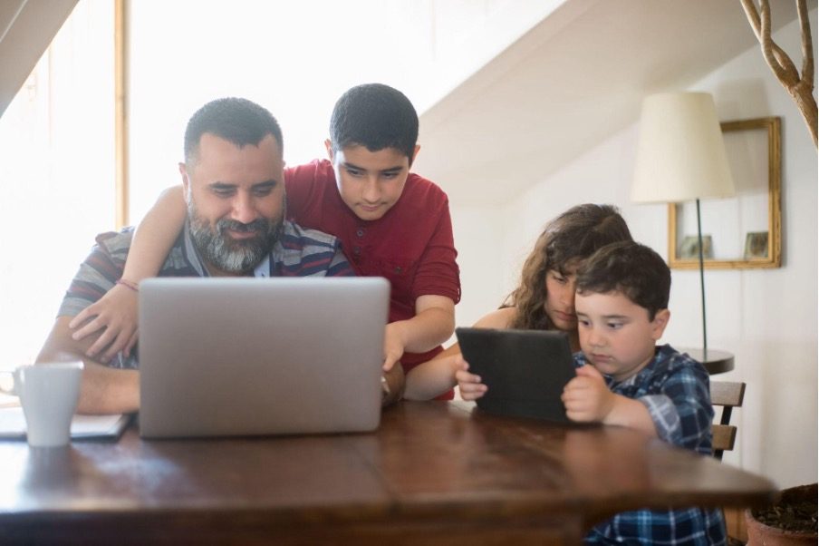 Router de fibra óptica de alta velocidad conectado en un hogar moderno