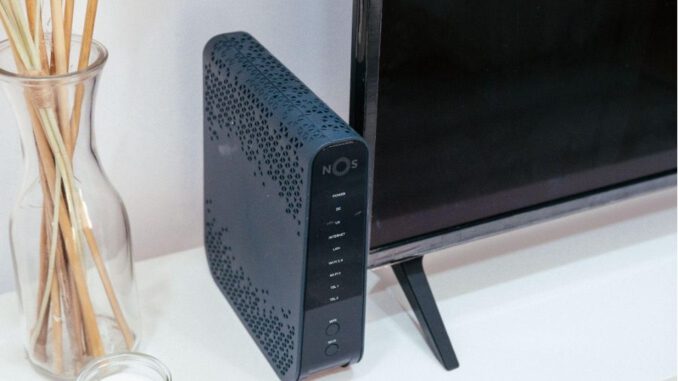 Router de fibra óptica de alta velocidad conectado en un hogar moderno