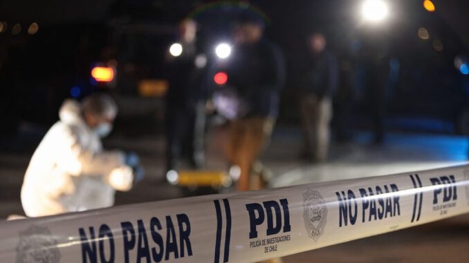 Personal de la Brigada de Homicidios de la PDI realizando peritajes en el sector del Cerro Ñielol