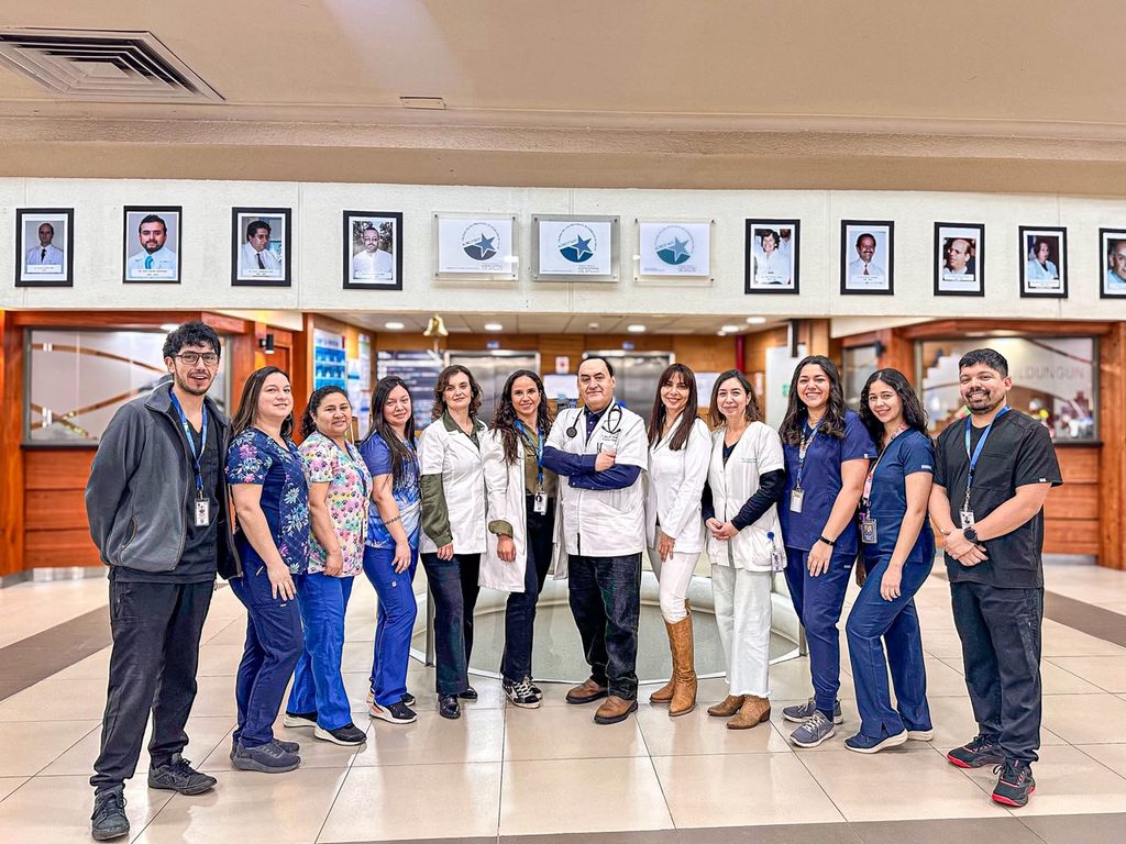 Equipo médico de la unidad de cardiología del Hospital Dr. Hernán Henríquez Aravena atendiendo a pacientes con cardiopatías congénitas.
