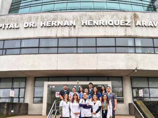 Equipo médico de la unidad de cardiología del Hospital Dr. Hernán Henríquez Aravena atendiendo a pacientes con cardiopatías congénitas.