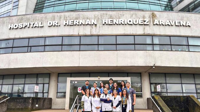 Equipo médico de la unidad de cardiología del Hospital Dr. Hernán Henríquez Aravena atendiendo a pacientes con cardiopatías congénitas.