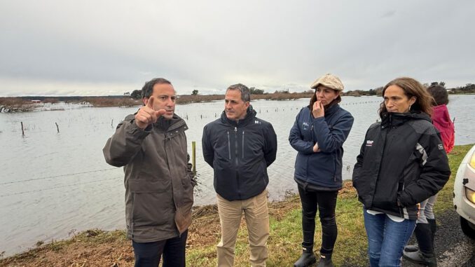 Personal de INDAP realizando catastro en terrenos agrícolas afectados por inundaciones en La Araucanía