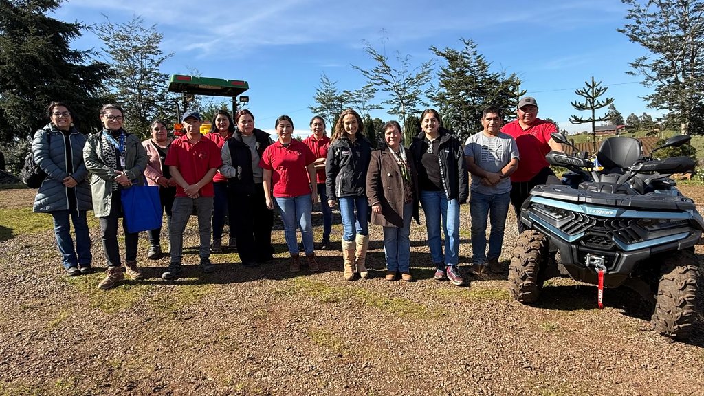 Socios de la Cooperativa Agrícola Mapuche Keyen Mapu junto a maquinaria nueva en Temuco