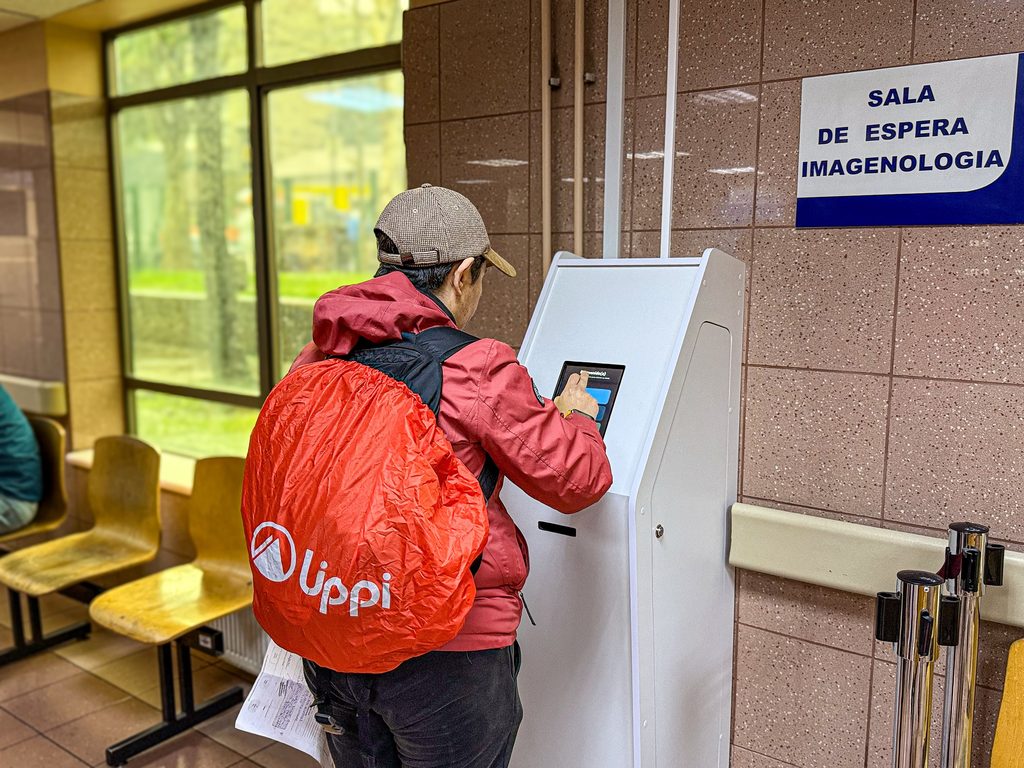 Tótem interactivo de gestión de turnos instalado en el Servicio de Imagenología del Hospital Hernán Henríquez Aravena.