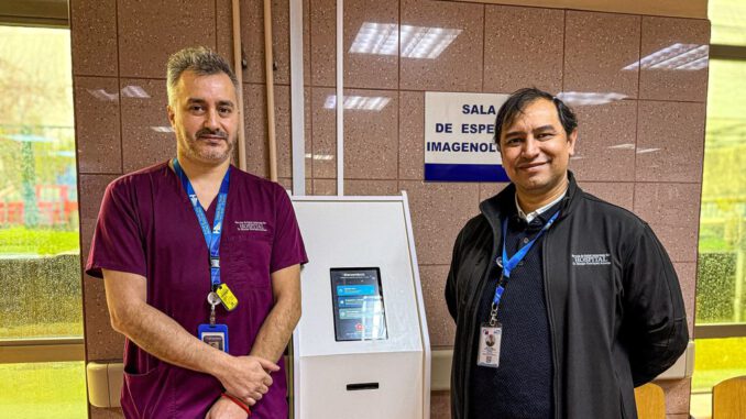 Tótem interactivo de gestión de turnos instalado en el Servicio de Imagenología del Hospital Hernán Henríquez Aravena.