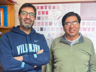 El Dr. Felipe Canuto académico de la Universidad de Guanajuato durante una sesión de investigación sobre lenguas indígenas