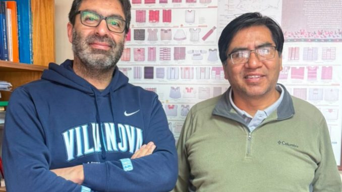 El Dr. Felipe Canuto académico de la Universidad de Guanajuato durante una sesión de investigación sobre lenguas indígenas