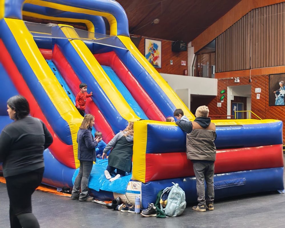 Niños y niñas participando en actividades recreativas durante la celebración del Día del Niño en el Jardín Infantil Chalin Tekun