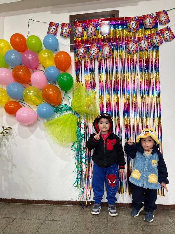 Niños y niñas participando en actividades recreativas durante la celebración del Día del Niño en el Jardín Infantil Chalin Tekun