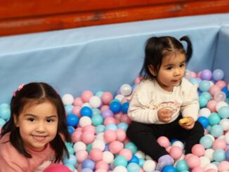 Niños y niñas participando en actividades recreativas durante la celebración del Día del Niño en el Jardín Infantil Chalin Tekun