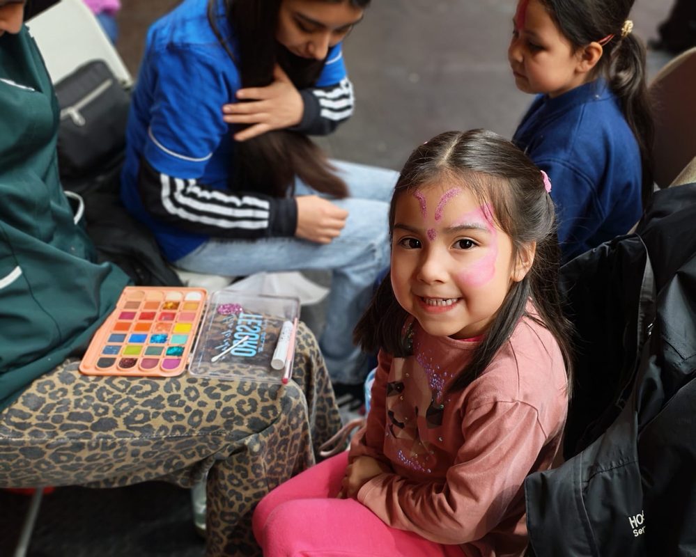 Niños y niñas participando en actividades recreativas durante la celebración del Día del Niño en el Jardín Infantil Chalin Tekun