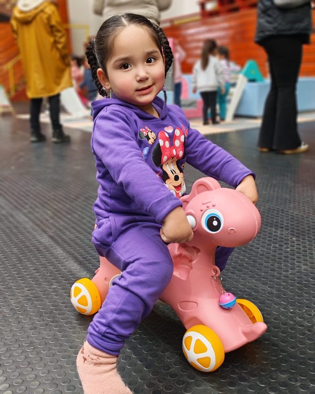 Niños y niñas participando en actividades recreativas durante la celebración del Día del Niño en el Jardín Infantil Chalin Tekun