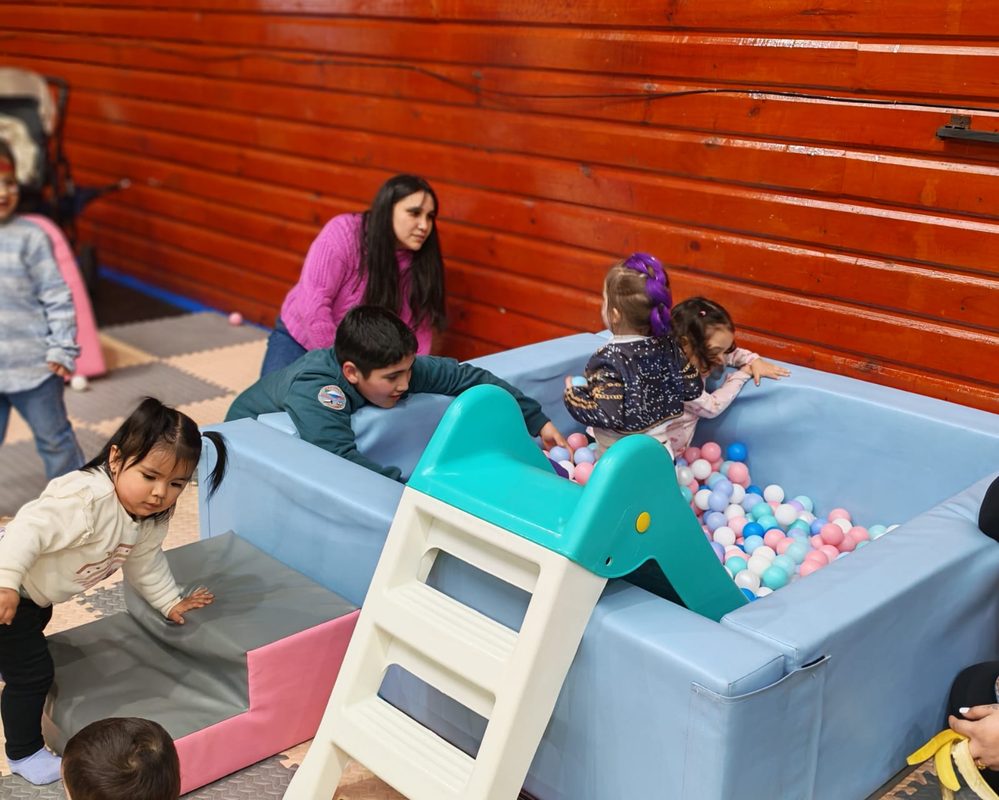 Niños y niñas participando en actividades recreativas durante la celebración del Día del Niño en el Jardín Infantil Chalin Tekun