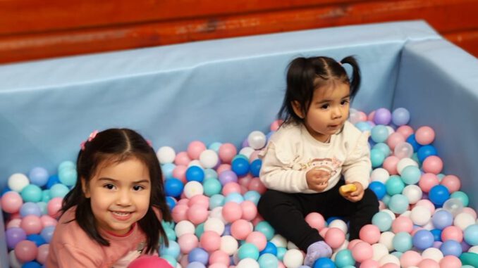 Niños y niñas participando en actividades recreativas durante la celebración del Día del Niño en el Jardín Infantil Chalin Tekun