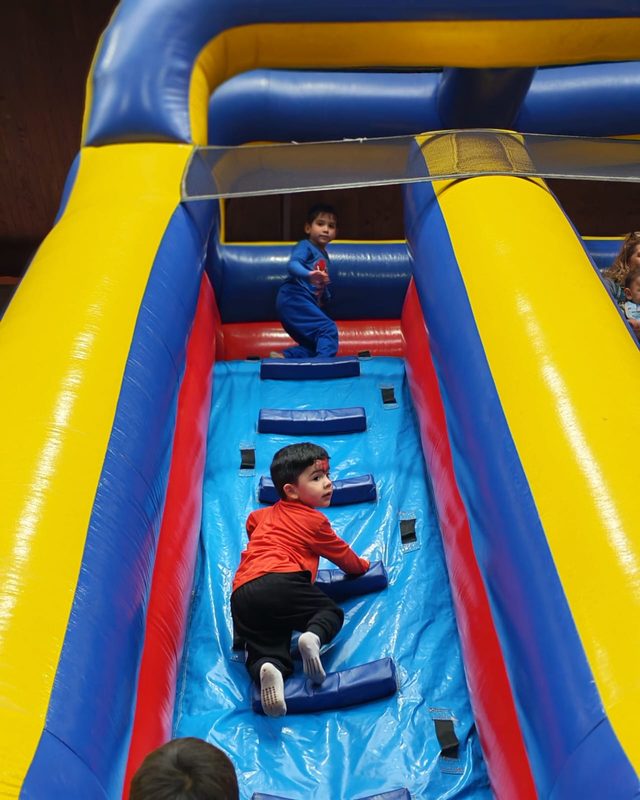 Niños y niñas participando en actividades recreativas durante la celebración del Día del Niño en el Jardín Infantil Chalin Tekun