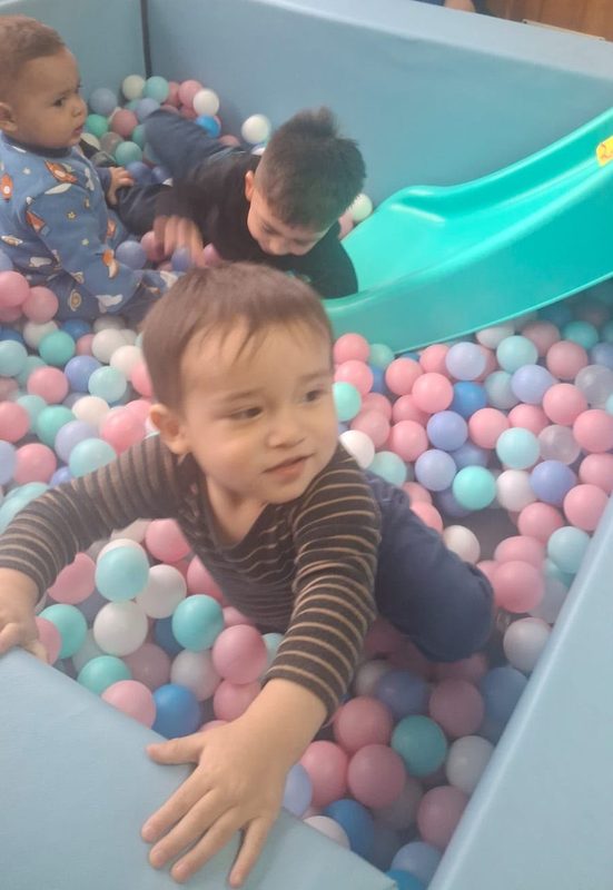 Niños y niñas participando en actividades recreativas junto a sus familias en el Jardín Infantil Los Copihues del Volcán