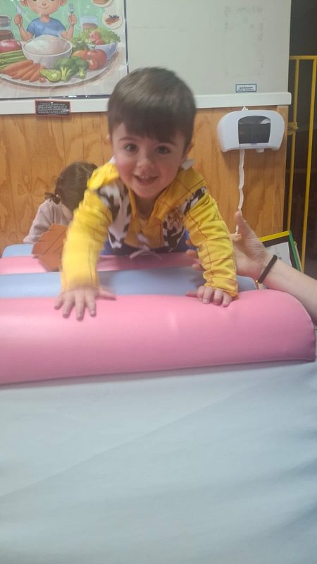 Niños y niñas participando en actividades recreativas junto a sus familias en el Jardín Infantil Los Copihues del Volcán